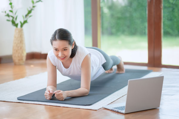 Blog "Rückengerecht Trainieren" Frau auf Gymnastikmatte plankt